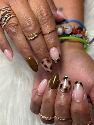 Fashion Nails logo