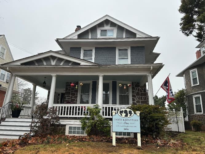 Three Daughters Inn logo