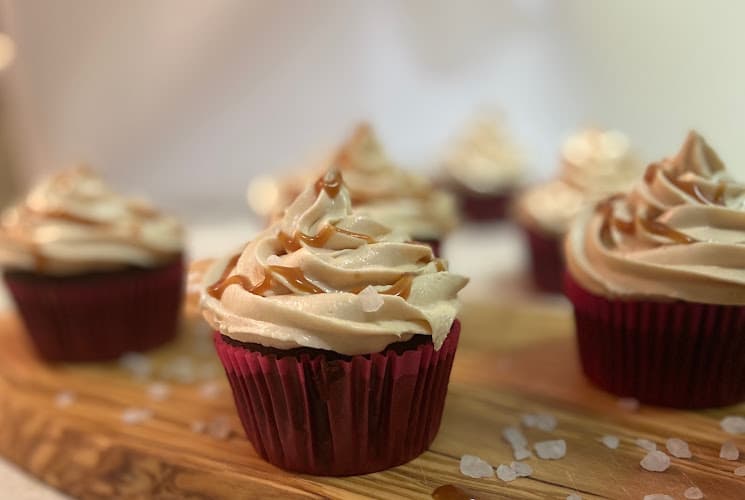 Thyra's Treats & Bakery logo