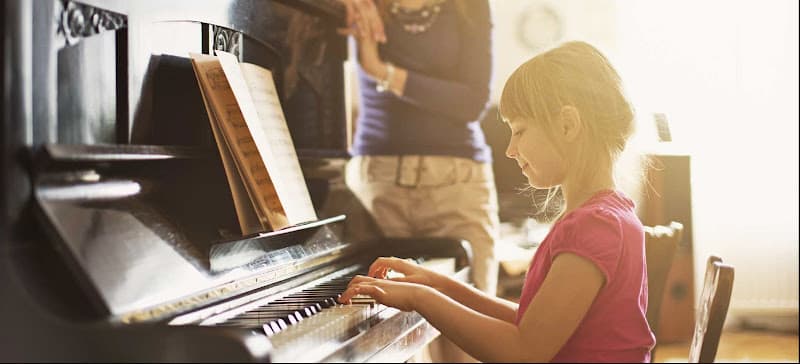 TR Music & Voice Lessons logo