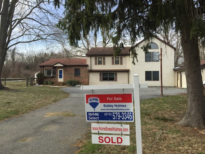 TOP RATED / AWARD WINNING REALTOR - THE BOBBY HULMES TEAM - Iron Valley Real Estate of Berks logo
